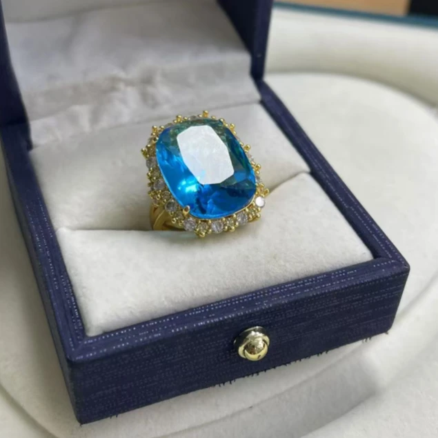 典藏品 蓝色时尚款金边戒指