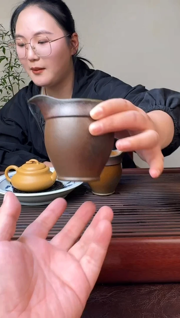 茶壶紫砂柴烧公道杯-矿标级老宕口桃花泥-容量：200CC“微瑕不退”