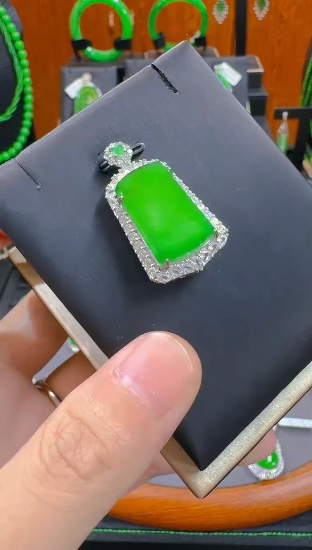 翡翠未镶嵌吊坠(赠链)天然A货翡翠