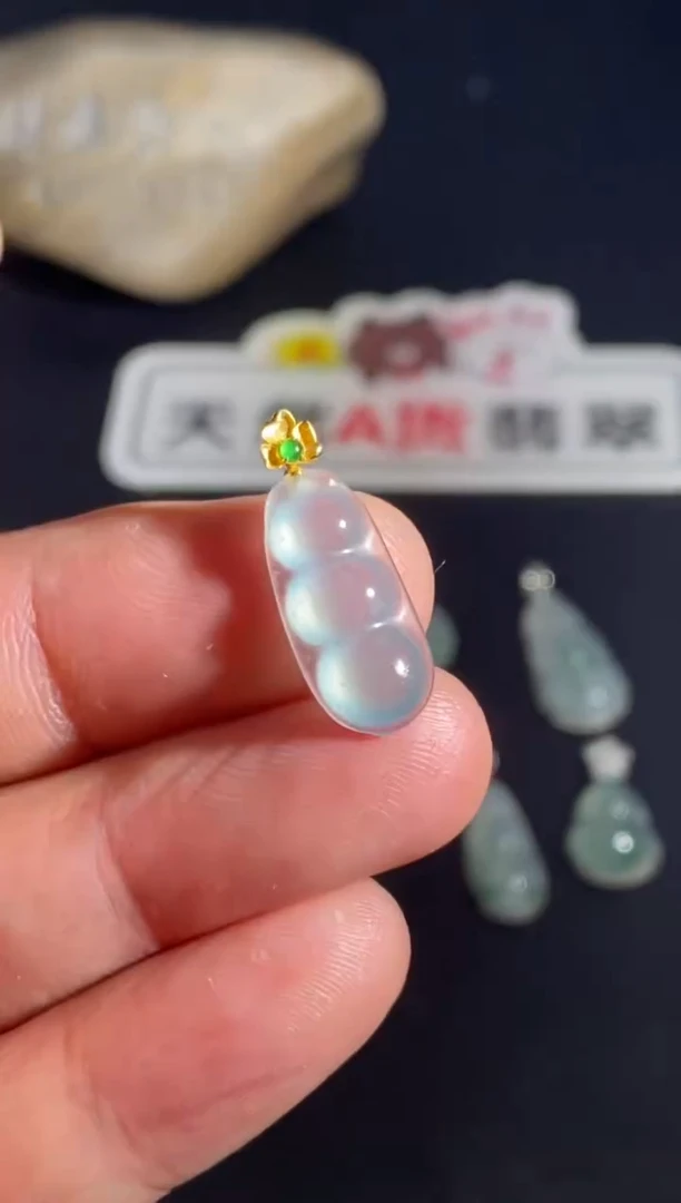 颈饰18K金镶嵌翡翠