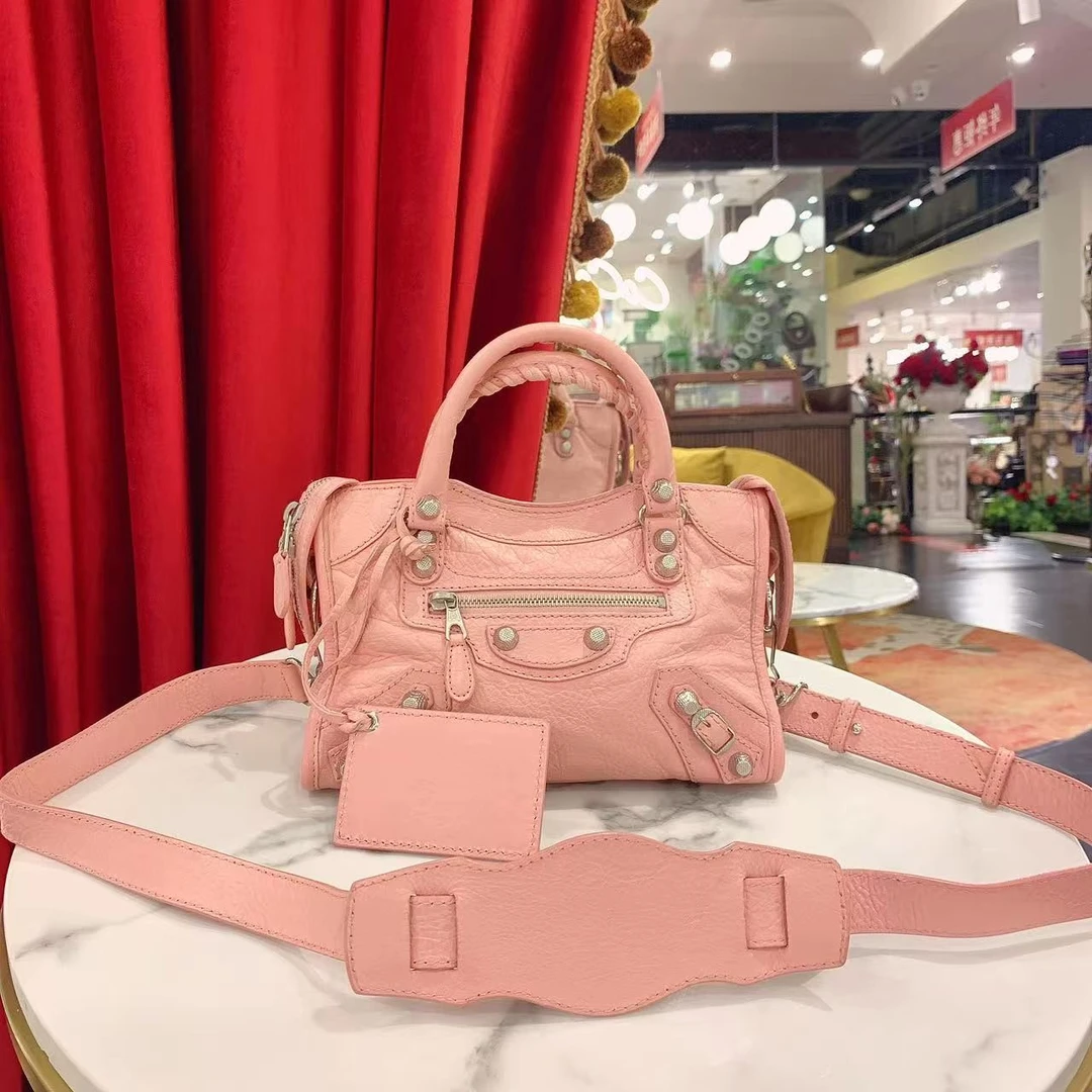 95新 Balenciaga/巴黎世家 mini粉色银扣牛皮单肩包/45106981