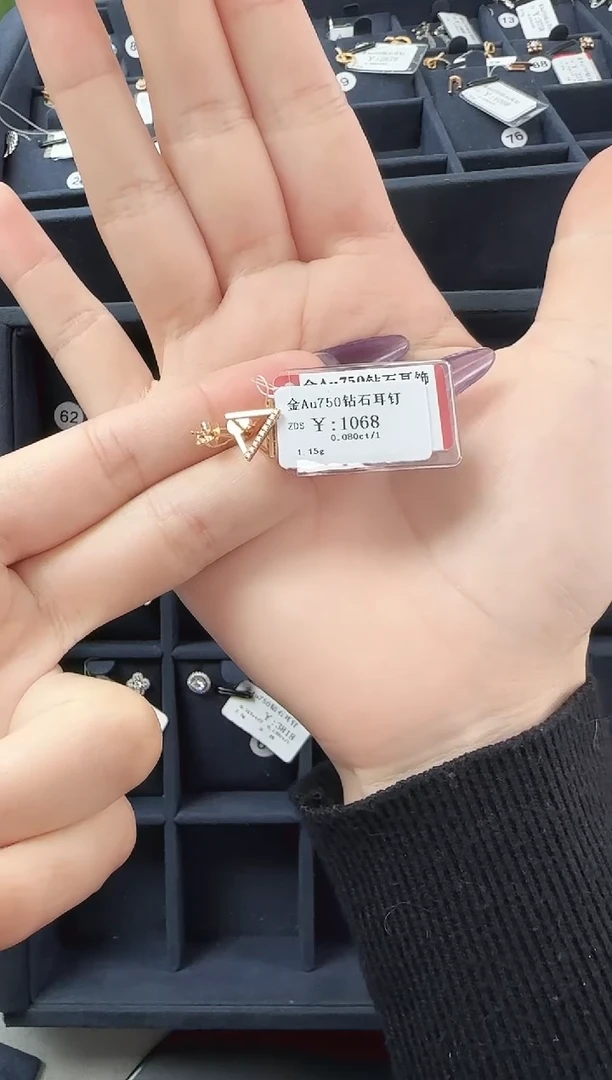 【闪购商品】钻石耳钉18K金镶嵌J005692181