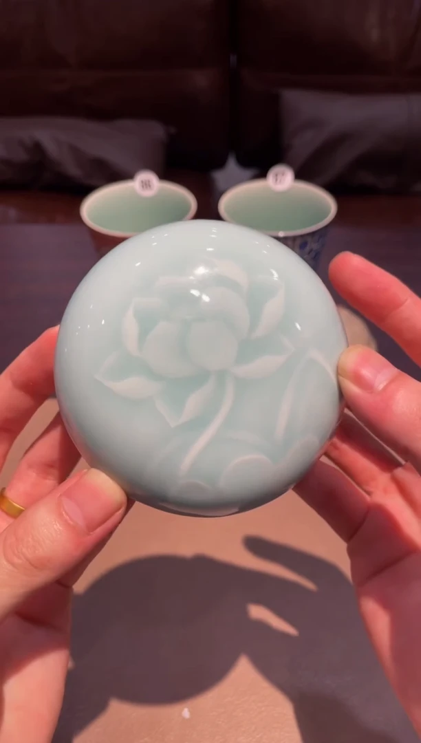 106窑承龙泉青瓷荷韵粉盒