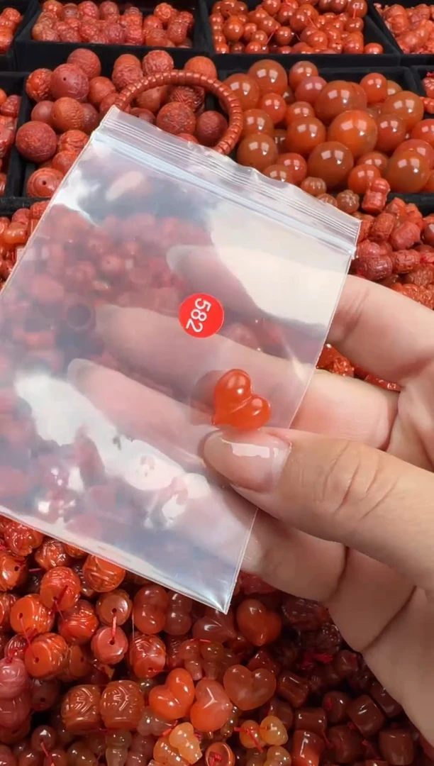 南红玛瑙未镶嵌颈饰1