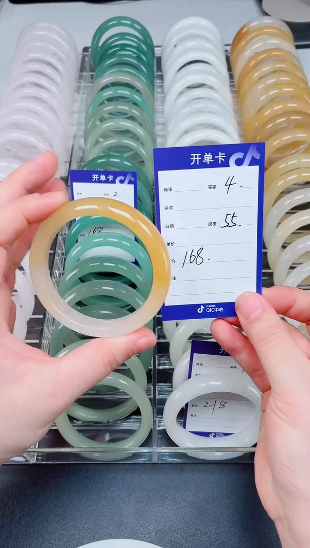 未镶嵌手镯石英质玉未镶嵌手镯石英质玉4