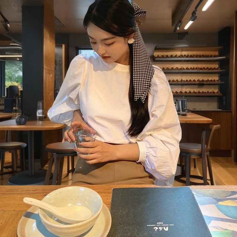 韩系秋季简约温柔风圆领宽松纯色休闲泡泡袖白色衬衫气质减龄上衣