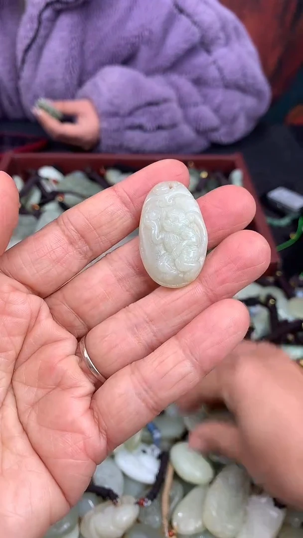 颈饰未镶嵌和田玉（多样性发一件）没有证书有瑕