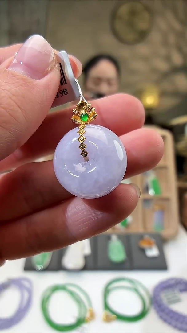 颈饰18K金镶嵌翡翠平安扣