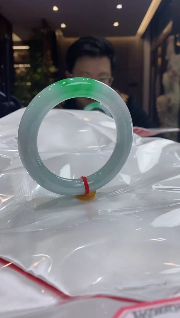 【闪购商品】翡翠手镯未镶嵌25号 56-57圈口 圆条 微瑕有纹