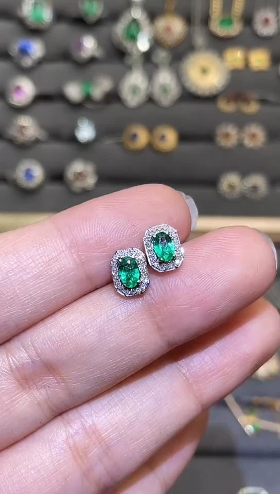 18K金镶嵌耳饰祖母绿0.45ct