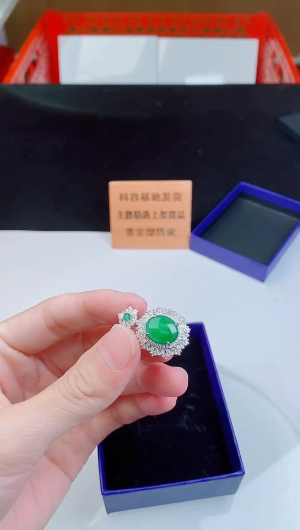 颈饰未镶嵌翡翠   ·