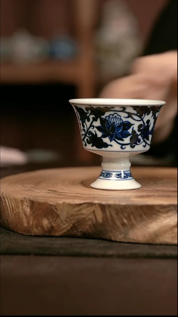 手绘 高温现代瓷  柴窑  缠枝莲手把杯40C