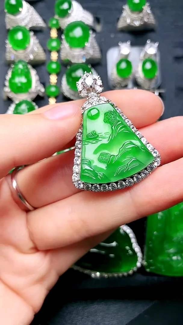 【闪购商品】翡翠吊坠(赠链)未镶嵌吊坠