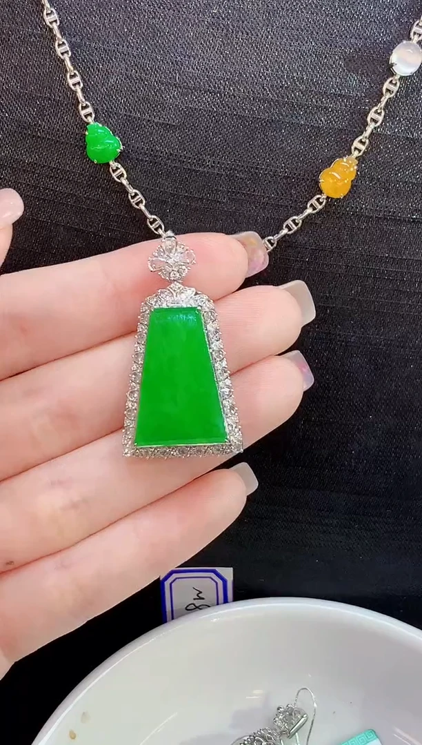 吊坠(不含链)18K金镶嵌翡翠多样性发其一