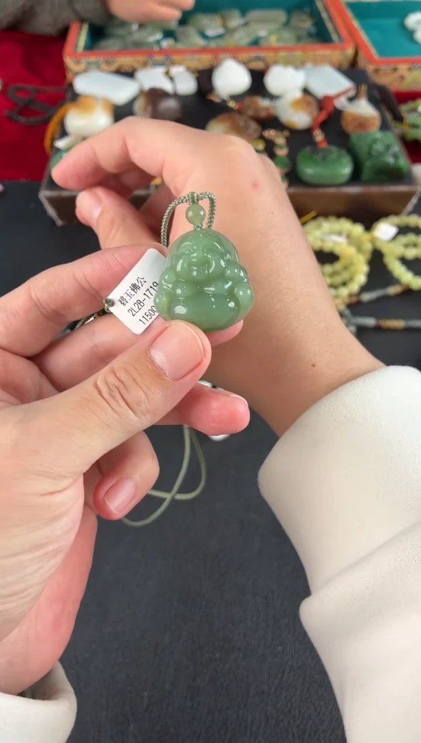 颈饰未镶嵌和田玉吊坠