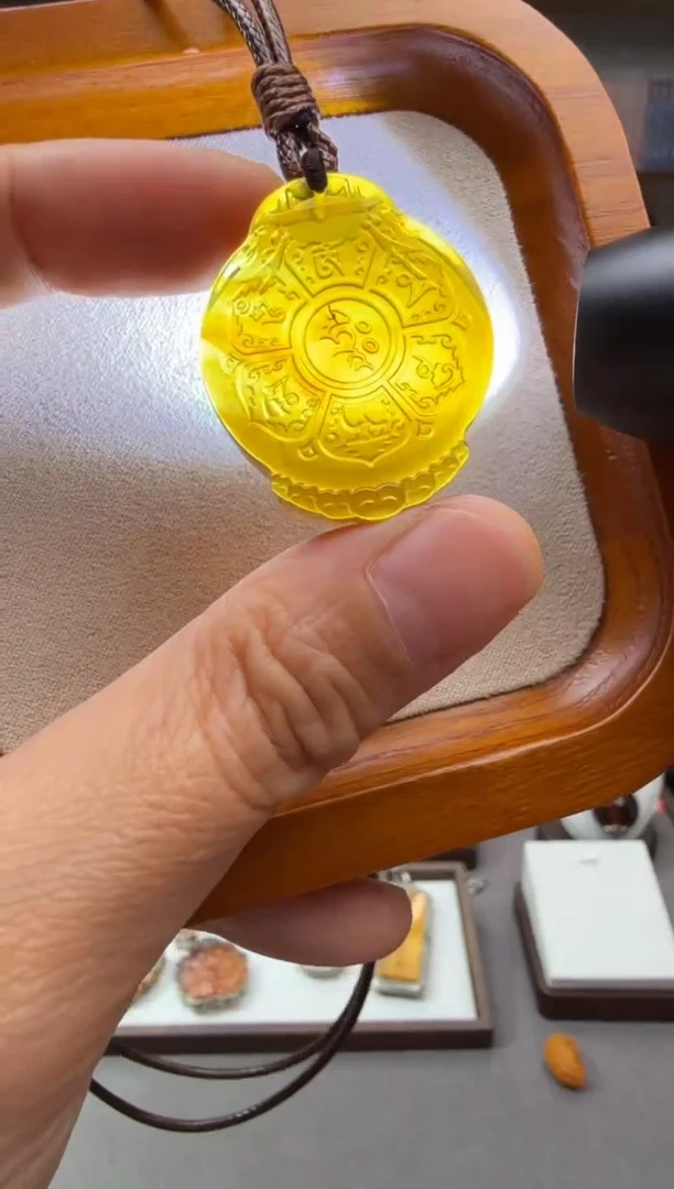 未镶嵌颈饰琥珀六字真言吊坠