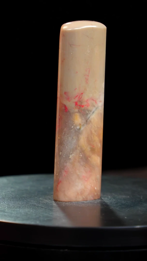 昌化石牛角冻鸡血石