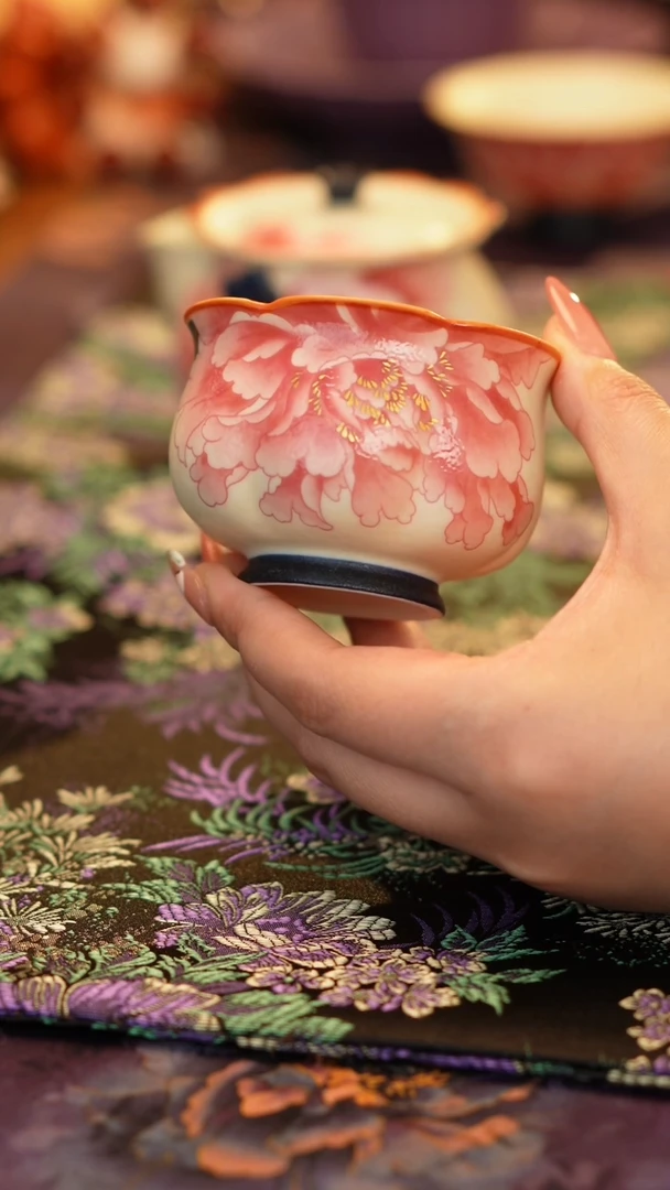 岩矿白牡丹花口杯······