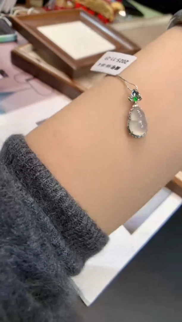 颈饰18K金镶嵌翡翠葫芦