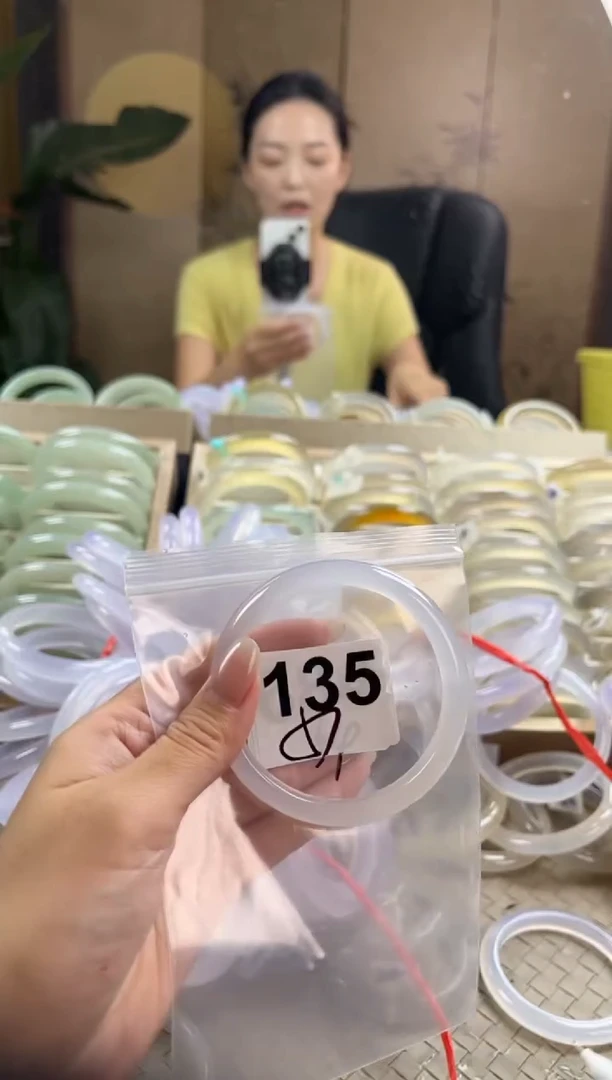 手镯玛瑙/玉髓未镶嵌135微瑕