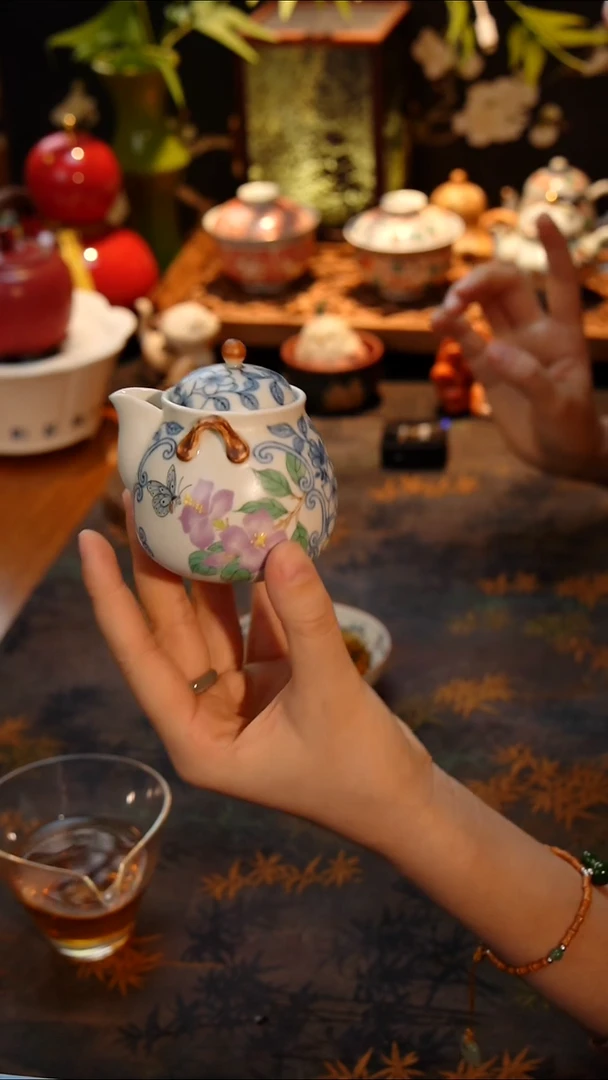 宝瓶云青素坊 青花开窗斗彩手抓壶