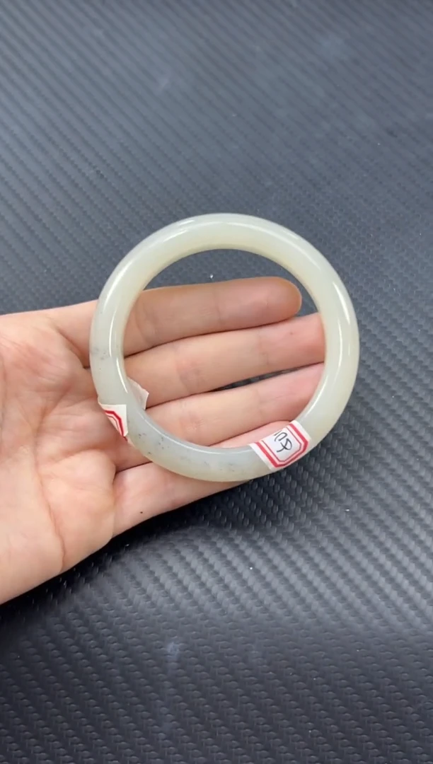 和田玉手镯未镶嵌黑山微色差57手镯m