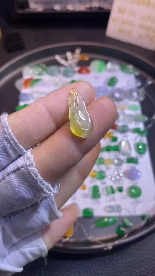 翡翠挂件未镶嵌羽毛