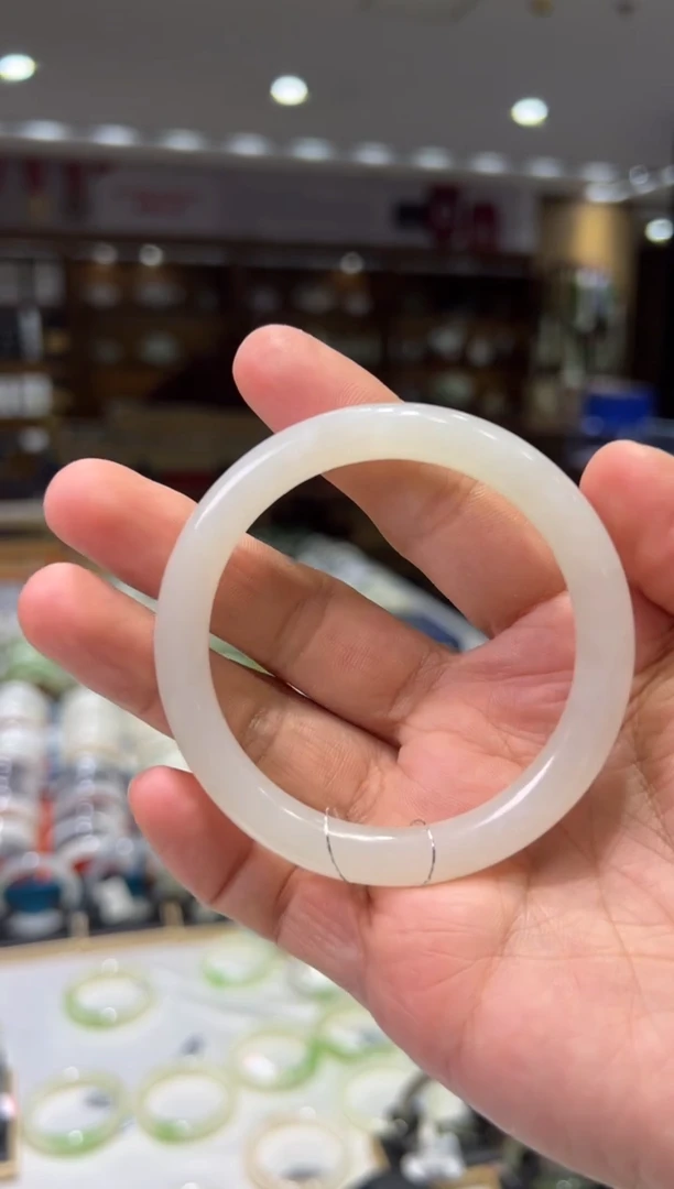 未镶嵌手镯和田玉55圈口 藕粉手镯