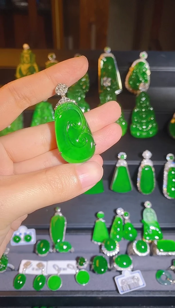 颈饰银S925镶嵌翡翠就