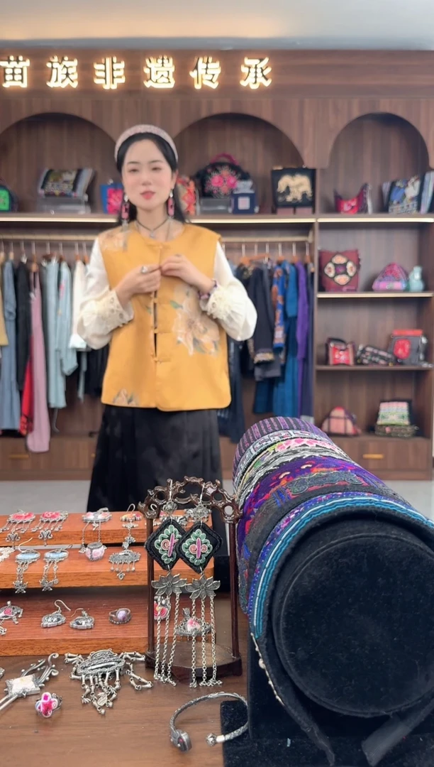 【闪购商品】织绣扶光苗绣传承L11