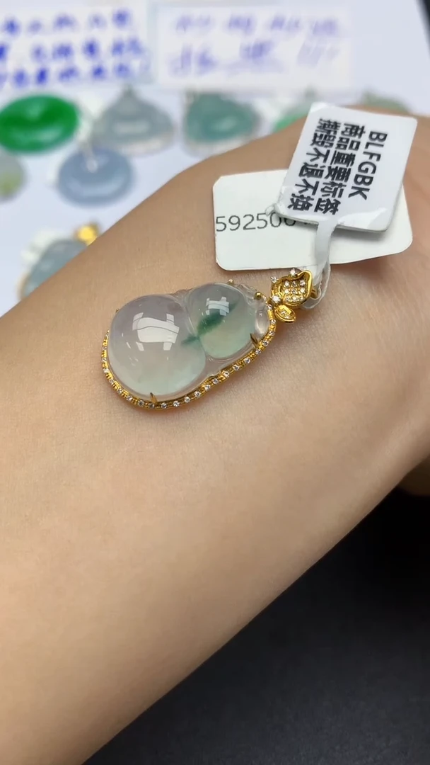 翡翠18K金镶嵌颈饰天然缅甸a货翡翠