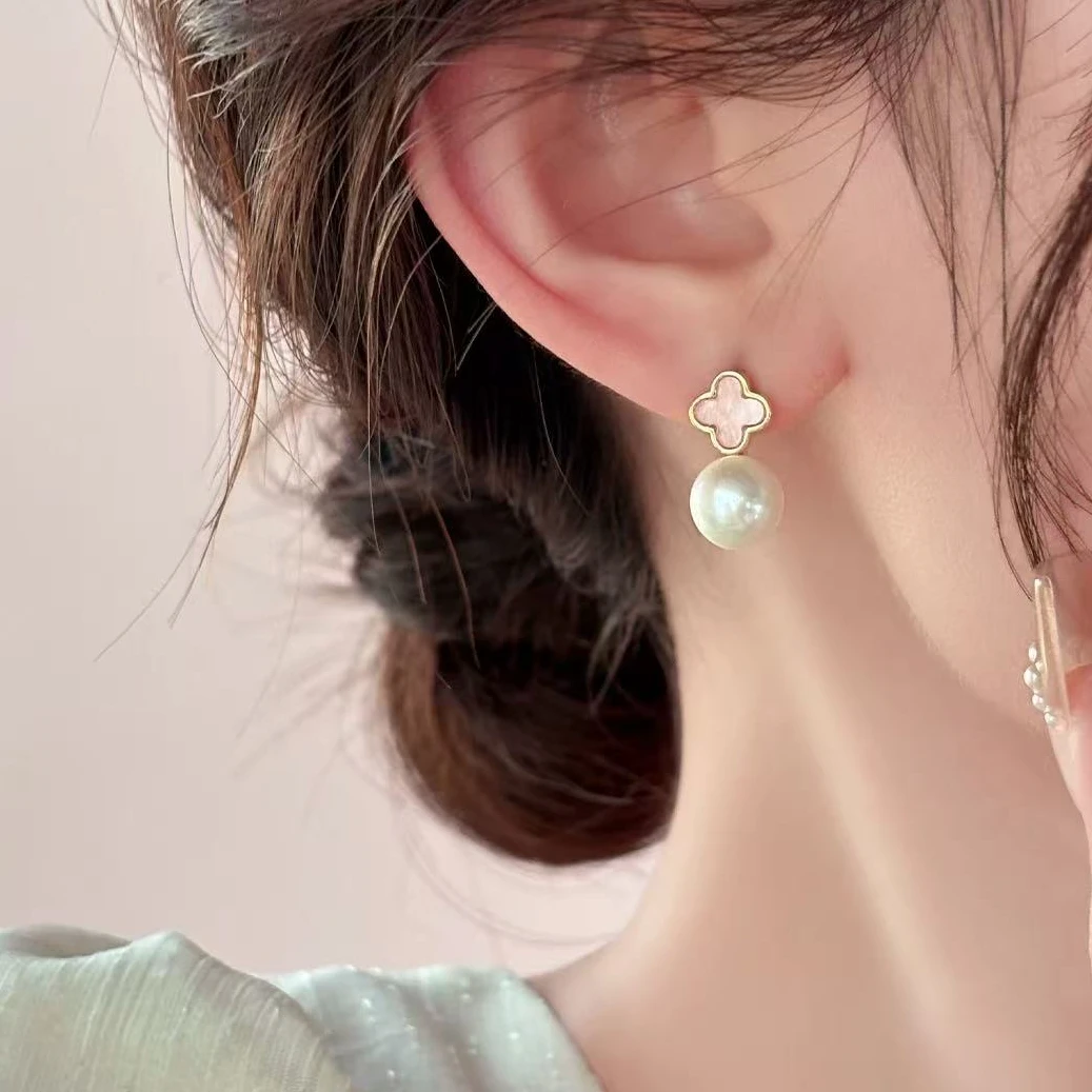 453 四叶草白色珍珠耳钉