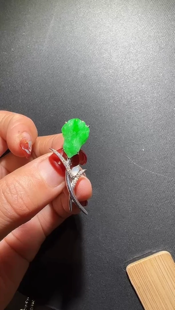 颈饰银S925镶嵌翡翠翡翠白菜吊坠（有石纹）