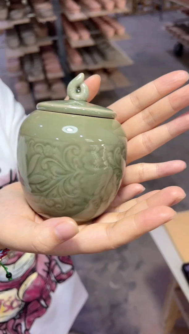 微瑕耀州窑莲纹茶叶罐