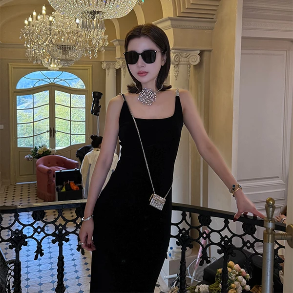 LUXURYMEMO【月光女神】高级感丝绒钻饰花边肩带显长裙新版