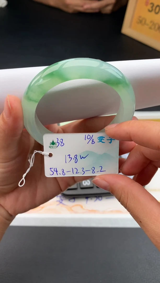 翡翠手镯未镶嵌自带#送人#，联系客服核对地址~