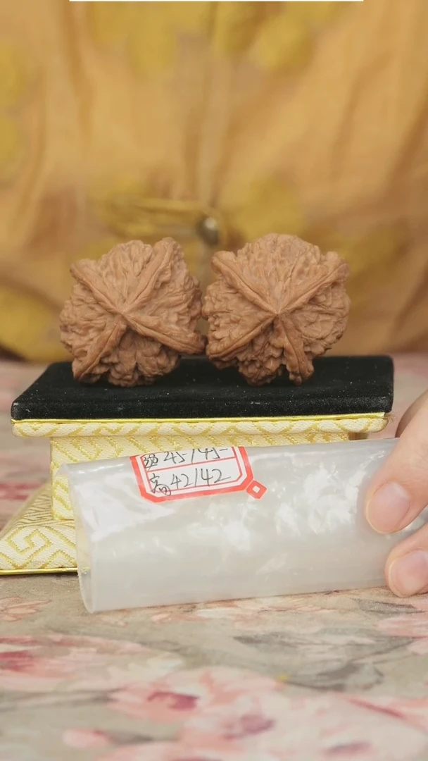 文玩核桃把件红狮子头四棱