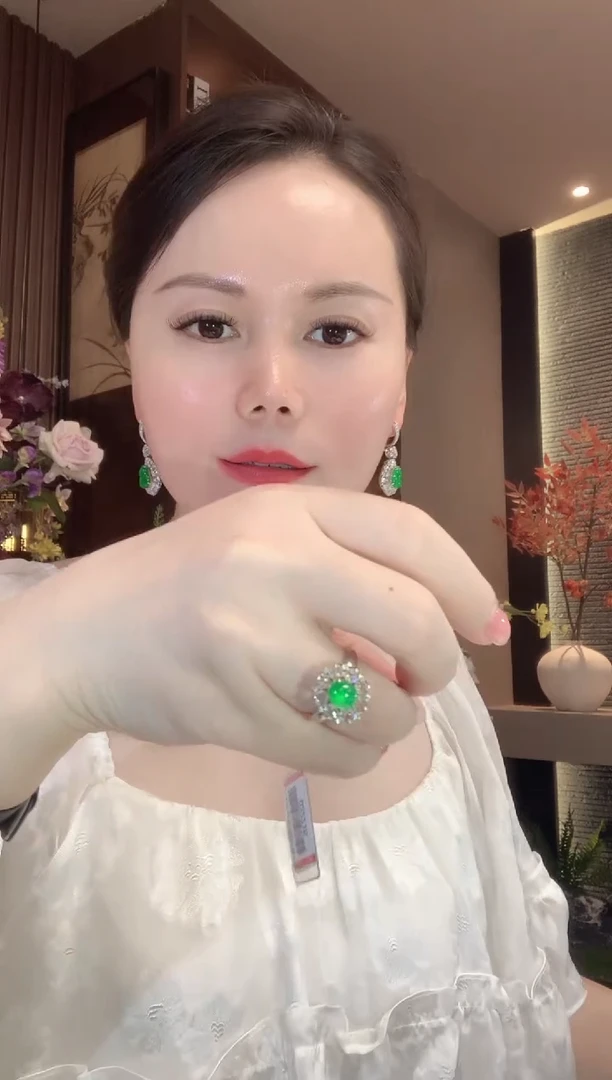 18K金镶嵌戒指翡翠C64