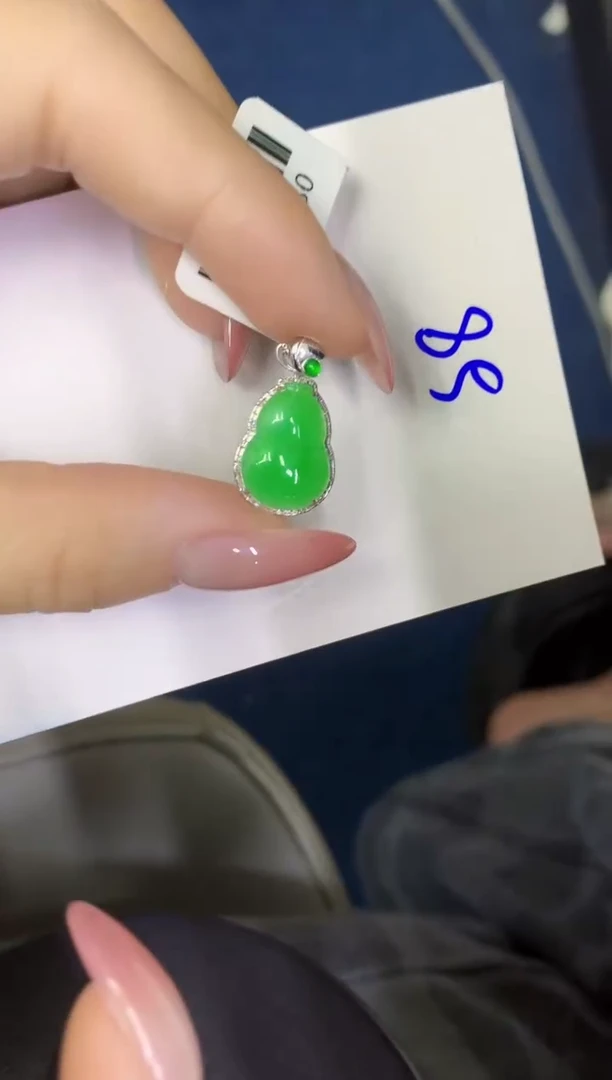 翡翠18K金镶嵌颈饰缅甸天然翡翠A货