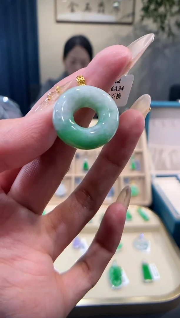 【闪购商品】翡翠吊坠(不含链)18K金镶嵌甜甜圈