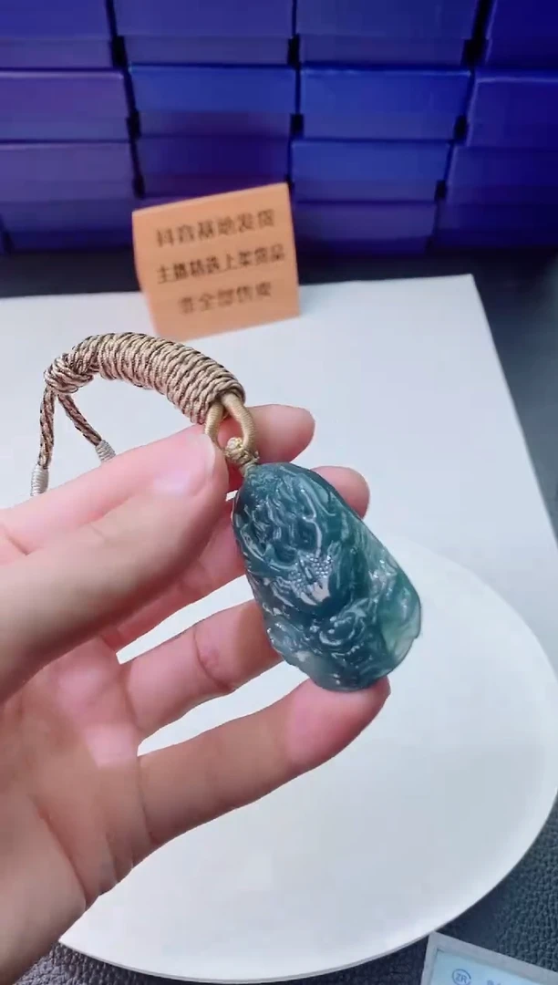 翡翠未镶嵌颈饰