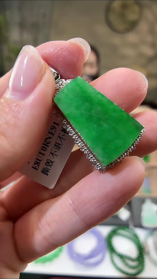 颈饰18K金镶嵌翡翠无事牌