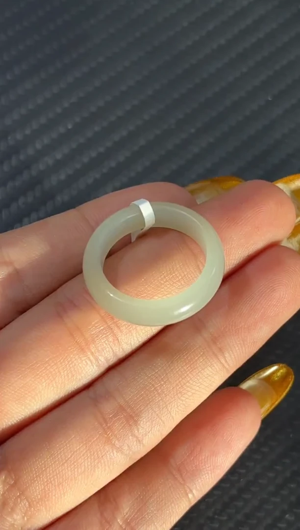 未镶嵌戒指和田玉且末高青白戒圈微色差