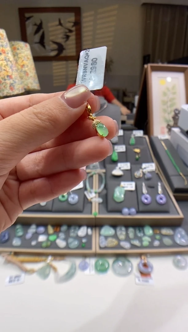 翡翠18K金镶嵌颈饰蛋面