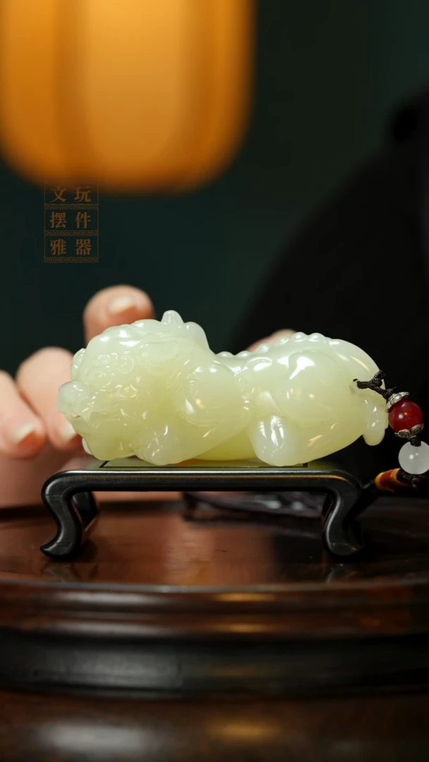 玉《吞金貔貅》手把件摆件