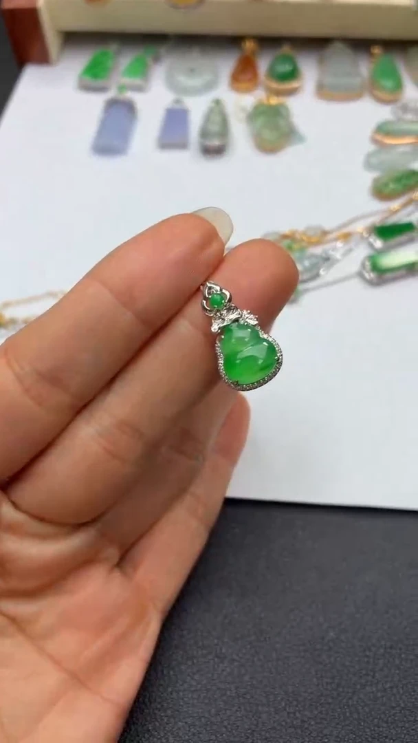 颈饰18K金镶嵌翡翠天然翡翠A货