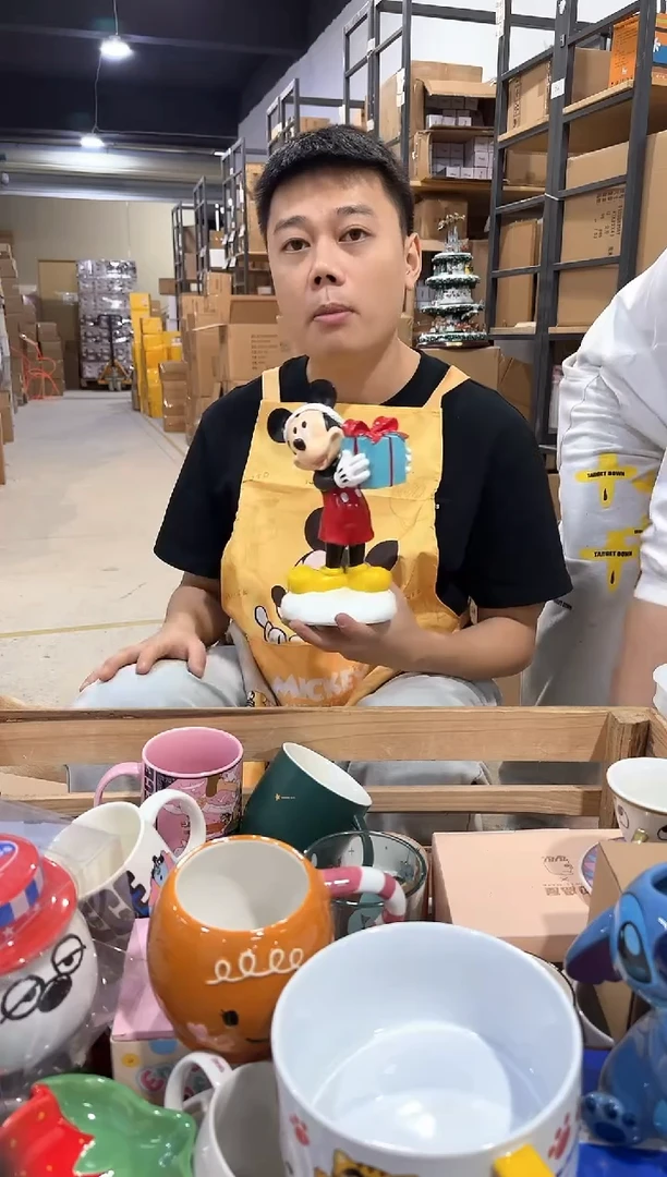 其他原盒米奇  抱礼物  摆件