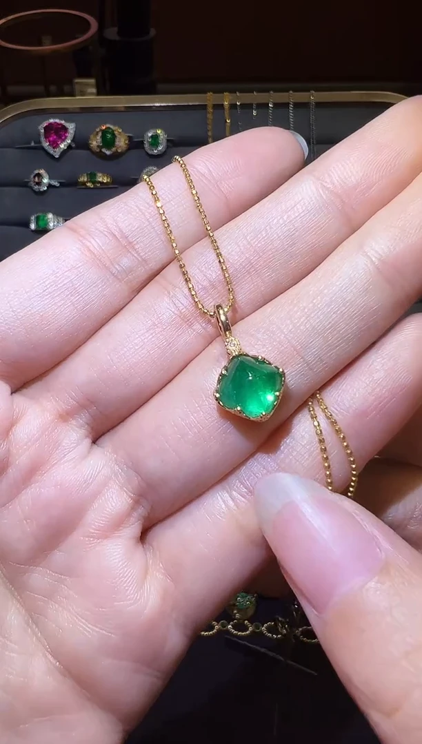 颈饰18K金镶嵌祖母绿3.2CT