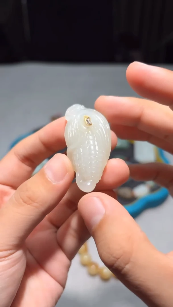 颈饰未镶嵌和田玉新疆和田白肉带皮玉米
