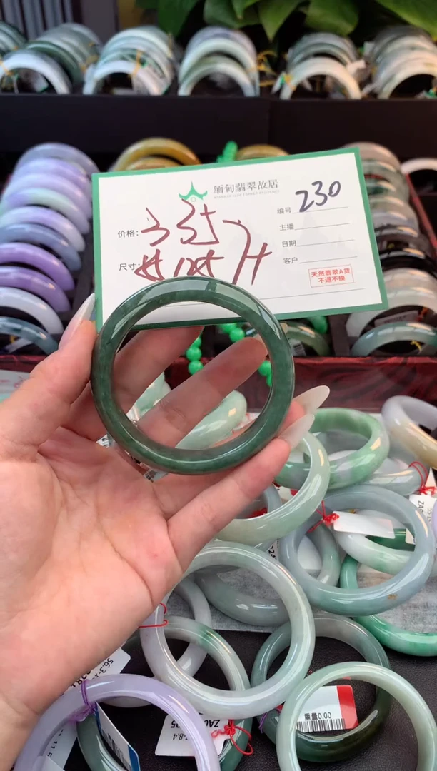 未镶嵌定制翡翠毛货需精细抛光+多人